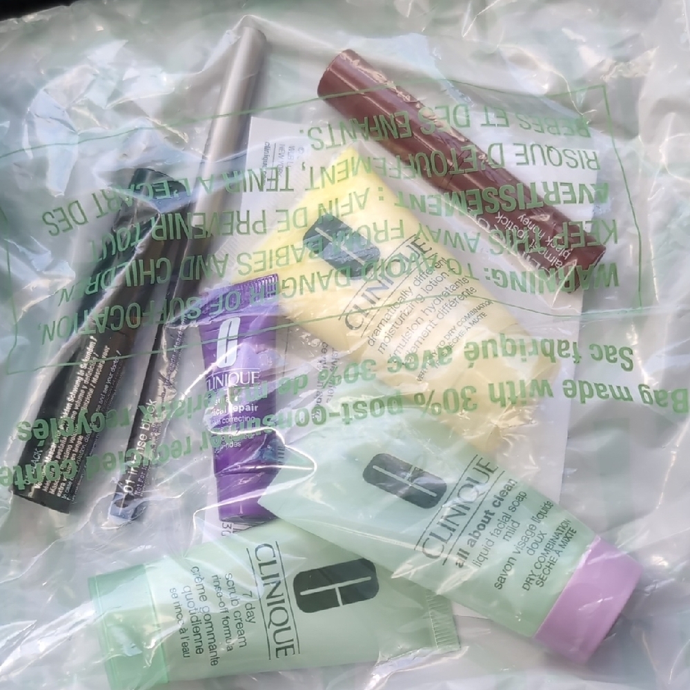 NWT Clinique x Drawbertson Mint Green and White Bag And Makeup Set - Picture 2 of 6